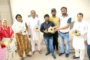 ਅਲੋਪ ਹੋ ਰਹੀਆਂ ਚਿੜ੍ਹੀਆਂ, ਉਨ੍ਹਾਂ ਨੂੰ ਬਚਾਉਣ ਲਈ ਅਮਿਤ ਵੰਡ ਰਿਹਾ ‘ਆਲ੍ਹਣੇ’