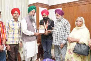 ਕੁਲਤਾਰ ਸਿੰਘ ਸੰਧਵਾਂ ਵੱਲੋਂ ਏਸ਼ੀਆ ਬੁੱਕ ਆਫ ਰਿਕਾਰਡਜ਼ ਹੋਲਡਰ ਸਾਈਕਲਿਸਟ ਗੁਰਪ੍ਰੀਤ ਸਿੰਘ ਕਮੋਂ ਦਾ ਸਨਮਾਨ