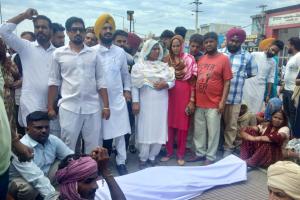 ਪਿੰਡ ਬਹਿਰ ਜੱਛ ’ਚ ਵਿਅਕਤੀ ਦਾ ਕਤਲ, ਲੋਕਾਂ ਨੇ ਲਾਇਆ ਧਰਨਾ