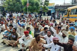 ਚੋਰੀ ਦੀਆਂ ਘਟਨਾਵਾਂ ਨੂੰ ਲੈ ਕੇ ਪਿੰਡ ਵਾਸੀਆਂ ਨੇ ਪਾਤੜਾਂ ਜਾਖਲ ਰੋਡ ’ਤੇ ਲਾਇਆ ਧਰਨਾ