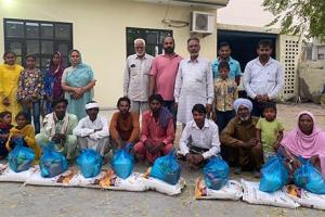 ਆਨਲਾਈਨ ਗੁਰੂਕੁਲ ਦੀ ਖੁਸ਼ੀ ’ਚ ਬਲਾਕ ਲੌਂਗੋਵਾਲ ਦੀ ਸਾਧ ਸੰਗਤ ਨੇ ਵੰਡਿਆ ਲੋੜਵੰਦ ਪਰਿਵਾਰਾਂ ਨੂੰ ਰਾਸ਼ਨ