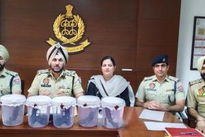 ਪੰਜਾਬ ਪੁਲਿਸ ਨੇ ਜੇਲ੍ਹ ’ਚ ਬੰਦ ਦੋ ਗੈਂਗਸਟਰਾਂ ਵੱਲੋਂ ਦੱਸੇ ਟਿਕਾਣਿਆਂ ਤੋਂ ਛੇ ਪਿਸਤੌਲ ਕੀਤੇ ਬਰਾਮਦ