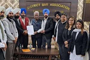 ਜ਼ਿਲ੍ਹਾ ਬਾਰ ਐਸੋਸੀਏਸ਼ਨ ਦੀ ਚੋਣ ਲਈ ਪਹਿਲੇ ਦਿਨ 6 ਉਮੀਦਵਾਰਾਂ ਨੇ ਨਾਮਜ਼ਦਗੀ ਕਾਗਜ਼ ਦਾਖਲ ਕੀਤੇ