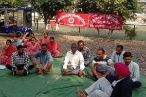 ਦਰਜਾ ਚਾਰ ਮੁਲਾਜ਼ਮਾਂ ਨੇ ਡੀ.ਸੀ. ਦਫ਼ਤਰ ਸਾਹਮਣੇ ਦਿੱਤਾ ਰੋਸ ਧਰਨਾ