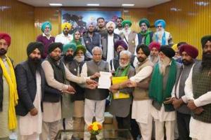 ਰਾਜਪਾਲ ਦੇ ਦਰਬਾਰ ’ਚ ਪੁੱਜੇ ਕਿਸਾਨ, ਰਾਸ਼ਟਰਪਤੀ ਦੇ ਨਾਂਅ ਦਿੱਤਾ ਮੰਗ ਪੱਤਰ, 8 ਦਸੰਬਰ ਨੂੰ ਤੈਅ ਹੋਵੇਗੀ ਅਗਲੀ ਰਣਨੀਤੀ