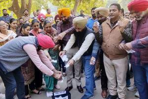 ‘ਪੁਰਾਣੀ ਪੈਨਸ਼ਨ ਸਕੀਮ’ ਦਾ ਨੋਟੀਫਿਕੇਸ਼ਨ ਨਹੀਂ ਆ ਰਿਹੈ ਕਰਮਚਾਰੀਆਂ ਨੂੰ ਪਸੰਦ, ਫਾੜ ਕੇ ਸੁੱਟਿਆ ਕੂੜੇਦਾਨ ’ਚ