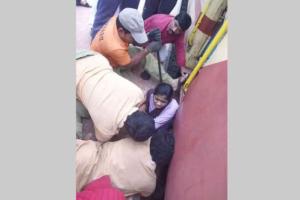 ਟਰੇਨ-ਪਲੇਟਫਾਰਮ ਵਿਚਾਲੇ ਫਸੀ ਕੁੜੀ, ਇੰਜ ਬਚਾਈ ਜਾਨ