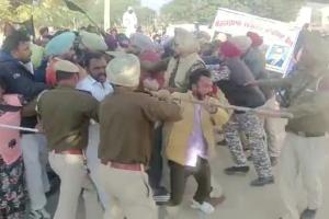 ਕੁਲਤਾਰ ਸੰਧਵਾਂ ਦੀ ਕੋਠੀ ਦਾ ਘਿਰਾਓ ਕਰਨ ਜਾ ਰਹੇ ਪ੍ਰਦਰਸ਼ਨਕਾਰੀਆਂ ਅਤੇ ਪੁਲਿਸ ਵਿਚਾਲੇ ਹੋਈ ਧੱਕਾ ਮੁੱਕੀ