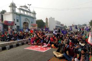 ਕੱਚੇ ਮੁਲਾਜ਼ਮਾਂ ਵੱਲੋਂ ਬਰਨਾਲਾ-ਸੰਗਰੂਰ ਰੋਡ ਜਾਮ, ਸਰਕਾਰ ਵਿਰੁੱਧ ਨਾਅਰੇਬਾਜ਼ੀ