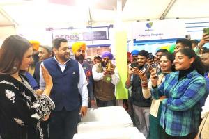 ਮੂ-ਫਾਰਮ ਦੀ ਸਟਾਲ ’ਤੇ ਪਹੁੰਚੇ ਪੰਜਾਬੀ ਫਿਲਮ ਅਦਾਕਾਰਾ ਸੋਨਮ ਬਾਜਵਾ