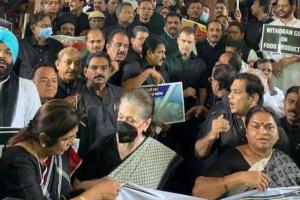 ਸੰਸਦ ’ਚ ਵਿਰੋਧੀ ਧਿਰ ਦਾ ‘ਬਲੈਕ ਕੱਪੜੇ ਦਾ ਪ੍ਰਦਰਸ਼ਨ’ ਸੋਨੀਆਂ ਗਾਂਧੀ ਨੇ ਵੀ ਪਾਏ ਕਾਲੇ ਕੱਪੜੇ