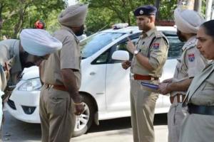 ਨਾਕਿਆਂ ’ਤੇ ਚੈਕਿੰਗ ਦੌਰਾਨ ਐੱਸਐੱਸਪੀ ਨੇ ਪੁਲਿਸ ਮੁਲਾਜ਼ਮਾਂ ਦਾ ਵਧਾਇਆ ਹੌਸਲਾ