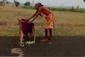 ਪੈਨਸ਼ਨ ਲਈ ਕੁਰਸੀ ਦੇ ਸਹਾਰੇ ਕੜਕਦੀ ਧੁੱਪ ‘ਚ ਕਈ ਕਿਲੋਮੀਟਰ ਚੱਲੀ ਬਜ਼ੁਰਗ, ਸੀਤਾਰਮਨ ਨੇ ਵੀਡੀਓ ਕੀਤੀ ਸ਼ੇਅਰ