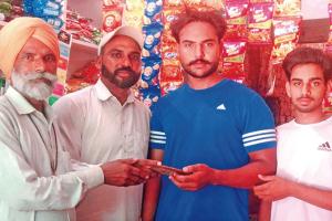 ਰਸਤੇ ’ਚੋਂ ਮਿਲਿਆ ਮੋਬਾਇਲ ਅਸਲੀ ਮਾਲਕ ਨੂੰ ਵਾਪਸ ਕੀਤਾ