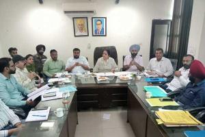 ਡਿਪਟੀ ਕਮਿਸ਼ਨਰ ਡਾ. ਸੇਨੂੰ ਦੁੱਗਲ ਤੇ ਵਿਧਾਇਕ  ਜਗਦੀਪ ਕੰਬੋਜ਼ ਗੋਲਡੀ ਵੱਲੋਂ ਵਿਭਾਗਾਂ ਦੇ ਕੰਮਕਾਜ ਦੀ ਸਮੀਖਿਆ ਲਈ ਬੈਠਕ