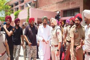 ਕੈਬਨਿਟ ਮੀਟਿੰਗ ਵਾਲੇ ਸਥਾਨ ਦੇ ਨੇੜੇ ਪੁੱਜੇ ਸਿੱਧੂ ਮੂਸੇਵਾਲਾ ਦੇ ਪਿਤਾ ਨੂੰ ਪੁਲਿਸ ਨੇ ਮੋੜਿਆ