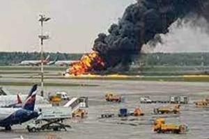 ਹਵਾਈ ਅੱਡੇ ’ਤੇ ਜਹਾਜ਼ ’ਚੋਂ ਨਿੱਕਲਣ ਲੱਗਿਆ ਧੂੰਆਂ ਤਾਂ ਬਣ ਗਿਆ ਖ਼ਤਰਨਾਕ ਮਾਹੌਲ, ਪੈ ਗਿਆ ਰੌਲਾ…