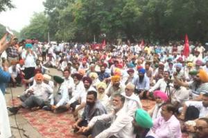 ਪਾਵਰਕੌਮ ਦਫਤਰ ਦੇ ਗੇਟਾਂ ’ਤੇ ਬਿਜਲੀ ਕਾਮਿਆਂ ਵੱਲੋ ਜ਼ੋਰਦਾਰ ਪ੍ਰਦਰਸ਼ਨ