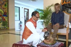 ਮੁੱਖ ਮੰਤਰੀ ਨੇ ਪੇਸ਼ਾਬ ਕਾਂਡ ਪੀੜਤ ਆਦਿਵਾਸੀ ਦੇ ਪੈਰੇ ਧੋਤੇ, ਮੰਗੀ ਮਾਫ਼ੀ, ਦੇਖੋ Video