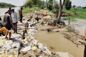 ਡ੍ਰੇਨ ’ਚ ਪਿਆ ਪਾੜ, ਪ੍ਰਸ਼ਾਸਨ ਤੇ ਲੋਕਾਂ ਨੇ ਮਿਲ ਕੇ ਬੰਨ੍ਹਿਆ