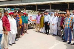 ਓ.ਬੀ.ਸੈੱਲ ਚੇਅਰਮੈਨ ਰਾਜ ਬਖਸ਼ ਕੰਬੋਜ ਵੱਲੋਂ ਹੜ੍ਹ ਪ੍ਰਭਾਵਿਤ ਪਿੰਡਾਂ ’ਚ ਪਸ਼ੂ ਚਾਰੇ ਦੀਆਂ 25 ਗੱਡੀਆਂ ਭੇਜੀਆਂ