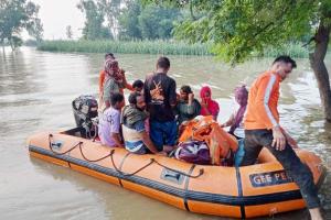 Flood | ਟਾਹਲੀ ਵਾਲਾ ਤੋਂ 15 ਔਰਤਾਂ ਤੇ ਬੱਚਿਆਂ ਨੂੰ ਕਿਸ਼ਤੀ ਨਾਲ ਸੁਰੱਖਿਅਤ ਕੱਢਿਆ