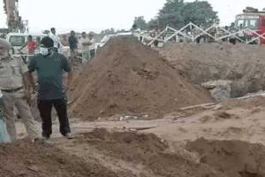 ਜਲੰਧਰ : 40 ਘੰਟਿਆਂ ਤੋਂ ਬੋਰਵੈੱਲ ’ਚ ਫਸਿਆ ਐ ਮਕੈਨਿਕ