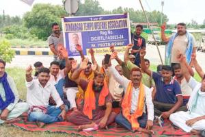 ਜੁਗਾੜੂ ਮੋਟਰਸਾਈਕਲ ਰੇਹੜੀਆਂ ਬੰਦ ਕਰਵਾਉਣ ਲਈ ਮਿੰਨੀ ਟਰਾਂਸਪੋਰਟ ਸੜਕਾਂ ’ਤੇ ਪੁੱਜੀ, ਅੱਠ ਘੰਟੇ ਦਿੱਤਾ ਧਰਨਾ