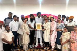 ਪੱਕੇ ਹੋਏ ਅਧਿਆਪਕਾਂ ਨੇ ਧਾਲੀਵਾਲ ਨੂੰ ਕੀਤਾ ਸਨਮਾਨਿਤ