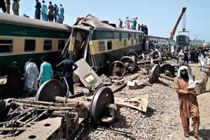 ਪਾਕਿਸਤਾਨ ‘ਚ ਐਕਸਪ੍ਰੈੱਸ ਟਰੇਨ ਦੀਆਂ ਬੋਗੀਆਂ ਪਟੜੀ ਤੋਂ ਲੱਥੀਆਂ, 15 ਮੌਤਾਂ ਅਤੇ 50 ਜ਼ਖਮੀ