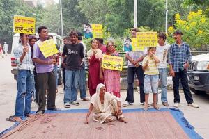 ਮਾਂ ਨੇ ਪੁੱਤ ਦੀ ਮੌਤ ਲਈ ਜਿੰਮਵਾਰ ਵਿਅਕਤੀਆਂ ’ਤੇ ਐਫ਼ਆਈਆਰ ਕਰਵਾਉਣ ਲਈ ਵਿਛਾਈ ਪ੍ਰਸ਼ਾਸਨ ਦੇ ਵਿਹੜੇ ਦਰੀ