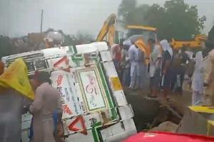 ਨਹਿਰ ‘ਚ ਬੱਸ ਡਿੱਗਣ ਕਾਰਨ ਵੱਡਾ ਹਾਦਸਾ, ਮਰਨ ਵਾਲਿਆਂ ਦੀ ਗਿਣਤੀ ਸੱਤ ਹੋਈ, ਬਚਾਅ ਕਾਰਜ਼ ਜਾਰੀ