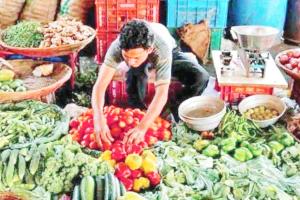 ਡਿੱਗਦੀ ਘਰੇਲੂ ਬੱਚਤ ਤੇ ਮਹਿੰਗਾਈ ਨਾਲ ਡੋਲਦੀ ਅਰਥਵਿਵਸਥਾ