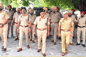 ਜ਼ਿਲ੍ਹੇ ’ਚ ਦਾਖਲ ਹੋਣ ਵਾਲੀਆਂ ਸਾਰੀਆਂ ਸੜਕਾਂ ’ਤੇ ਨਾਕਾਬੰਦੀ, ਪੁਲਿਸ ਨੇ ਫਲੈਗ ਮਾਰਚ ਕੱਢਿਆ