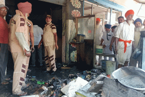 ਬਰਗਰ ਕੈਫੇ ’ਚ ਸਿਲੰਡਰ ਫਟਣ ਨਾਲ ਲੱਗੀ ਅੱਗ ’ਤੇ ਗਰੀਨ ਐਸ ਦੇ ਸੇਵਾਦਾਰਾਂ ਨੇ ਪਾਇਆ ਕਾਬੂ