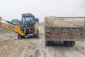 ਨਾਜਾਇਜ਼ ਮਾਇਨਿੰਗ ਕਰਨ ਵਾਲੇ ਤਿੰਨ ਟਰੈਕਟਰ-ਟਰਾਲੀਆਂ, ਇੱਕ ਜੇਸੀਬੀ ਸਮੇਤ ਡਰਾਈਵਰ ਗ੍ਰਿਫ਼ਤਾਰ