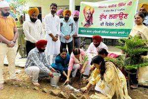 ਹਰੇਕ ਸਕੂਲ ਵਿੱਚ ਘੱਟੋ ਘੱਟ ਦਸ ਰੁੱਖ ਲਗਾਉਣ ਲਈ ਅਧਿਆਪਕਾਂ ਨੂੰ ਕੀਤਾ ਪ੍ਰੇਰਿਤ : ਡਾ. ਮਹਾਜਨ