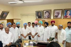 ਭਾਜਪਾ ਨੂੰ ਵੱਡਾ ਝਟਕਾ:  ਤਿੰਨ ਸਾਬਕਾ ਮੰਤਰੀ, ਵਿਧਾਇਕ ਅਤੇ 8 ਸੀਨੀਅਰ ਆਗੂ ਕਾਂਗਰਸ ’ਚ ਸ਼ਾਮਲ