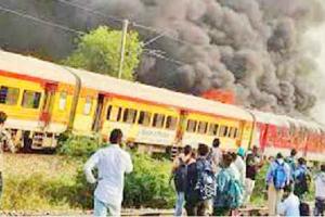 ਪਾਤਾਲਕੋਟ ਐਕਸਪ੍ਰੈੱਸ ’ਚ ਲੱਗੀ ਅੱਗ, ਯਾਤਰੀਆਂ ’ਚ ਦਹਿਸ਼ਤ