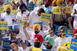 ਸੰਜੇ ਸਿੰਘ ਦੀ ਗਿਫ਼ਤਾਰੀ ਦੇ ਵਿਰੋਧ ’ਚ ਡੀਸੀ ਦਫ਼ਤਰ ਅੱਗੇ ‘ਆਪ’ ਵੱਲੋਂ ਜ਼ੋਰਦਾਰ ਧਰਨਾ