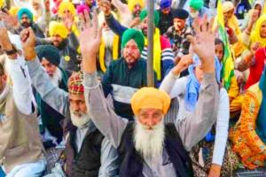 ਮੋਹਾਲੀ ’ਚ ਧਰਨਾ ਦੂਜੇ ਦਿਨ ਵੀ ਜਾਰੀ, ਆਪਣੀਆਂ ਮੰਗਾਂ ਮਨਵਾਉਣ ਲਈ ਅੜੇ ਕਿਸਾਨ