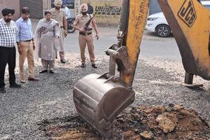 ਸੜਕ ਬਣਾਉਣ ’ਚ ਵਰਤਿਆ ਮਾੜਾ ਮਟੀਰੀਅਲ, ਵਿਧਾਇਕ ਛੀਨਾ ਨੇ ਪੁੱਟ ਕੇ ਦੁਬਾਰਾ ਬਣਵਾਈ ਸੜਕ