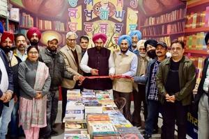 ਪੁਸਤਕ ਸੱਭਿਆਚਾਰ ਲਈ ਸਭ ਪੰਜਾਬੀ ਆਪੋ-ਆਪਣੇ ਘਰੀਂ ਕਿਤਾਬਾਂ ਲਈ ਵਿਸ਼ੇਸ਼ ਅਲਮਾਰੀਆਂ ਬਣਾਉਣ : ਗੁਰਭਜਨ ਸਿੰਘ ਗਿੱਲ