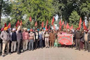 ਛਾਂਟੀ ਖਿਲਾਫ ਭੜਕੇ ਜੰਗਲਾਤ ਕਾਮਿਆਂ ਨੇ ਕੀਤਾ ਰੋਸ ਪ੍ਰਦਰਸ਼ਨ