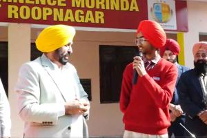 ਮੁੱਖ ਮੰਤਰੀ ਵੱਲੋਂ ਸਰਕਾਰੀ ਸਕੂਲ ਦਾ ਅਚਾਨਕ ਦੌਰਾ, ਕਿਹਾ ਛਾਪੇਮਾਰੀ ਨਹੀਂ ਕਮੀਆਂ ਦੂਰ ਕਰਨ ਆਇਆ ਹਾਂ…