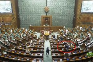 ਸੁਰੱਖਿਆ ’ਚ ਕੁਤਾਹੀ : ਦੋ ਨੌਜਵਾਨਾਂ ਨੇ ਲੋਕ ਸਭਾ ਦੀ ਦਰਸ਼ਕ ਗੈਲਰੀ ਤੋਂ ਸਦਨ ’ਚ ਮਾਰੀ ਛਾਲ