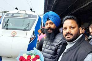 ਲੁਧਿਆਣਾ ’ਚ ਭਾਜਪਾ ਵਰਕਰਾਂ ਨੇ ਵੰਦੇ ਭਾਰਤ ਰੇਲ ਦਾ ਕੀਤਾ ਸਵਾਗਤ