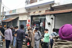 ਘੱਗਾ ’ਚ ਲੁੱਟ ਕਾਰਨ ਬਣਿਆ ਦਹਿਸ਼ਤ ਦਾ ਮਾਹੌਲ, ਰੋਸ ’ਚ ਦੁਕਾਨਦਾਰਾਂ ਨੇ ਰੱਖਿਆ ਬਾਜ਼ਾਰ ਬੰਦ