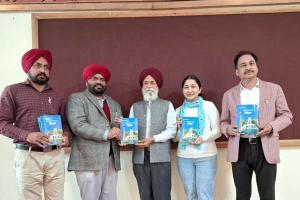 ਡਾ. ਸੁਰਜੀਤ ਪਾਤਰ ਵੱਲੋਂ ਡਾ. ਸੰਦੀਪ ਘੰਡ ਦਾ ਸਫ਼ਰਨਾਮਾ ‘ਸੁਪਨਿਆਂ ਦੀ ਧਰਤੀ ਕੈਨੇਡਾ’ ਰਿਲੀਜ਼
