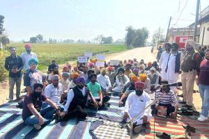 ਗੰਦੇ ਪਾਣੀ ਦੀ ਨਿਕਾਸੀ ਦੇ ਮਾਮਲੇ ਨੂੰ ਲੈ ਕੇ ਰੋਡ ਜਾਮ ਕਰਕੇ ਲਾਇਆ ਧਰਨਾ 